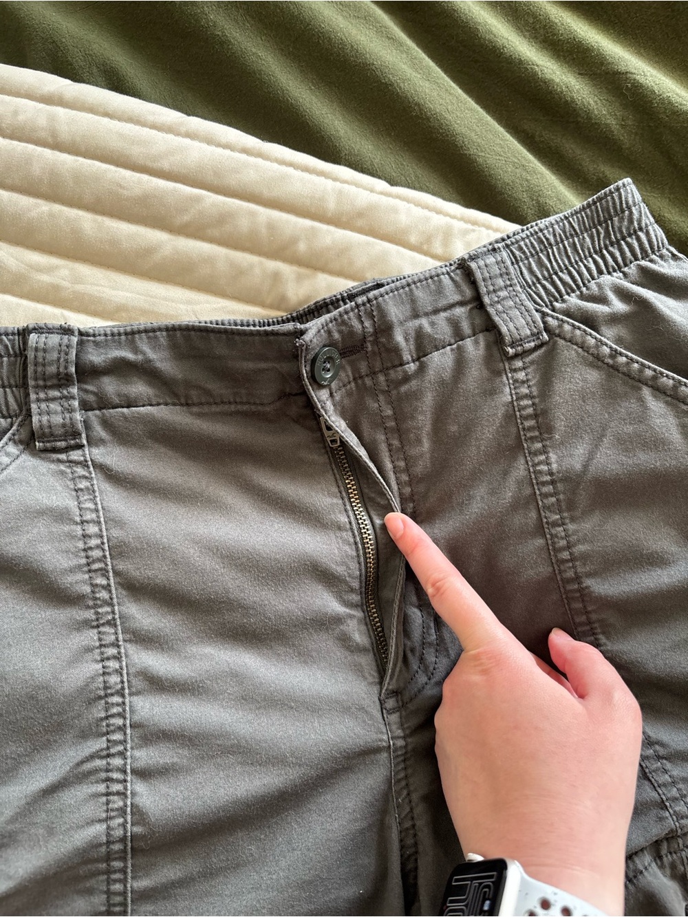 Hollister Gray Women's Cargo Shorts - Picture 4 of 7